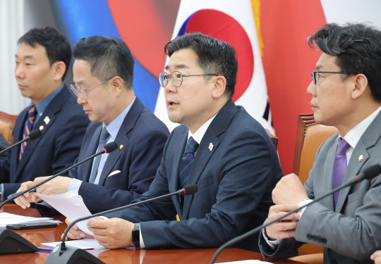 박찬대(오른쪽 두번째) 더불어민주당 당대표 직무대행 겸 원내대표가 10일 국회 본청에서 열린 당 정책조정회의에서 발언하고 있다.<연합뉴스 사진>